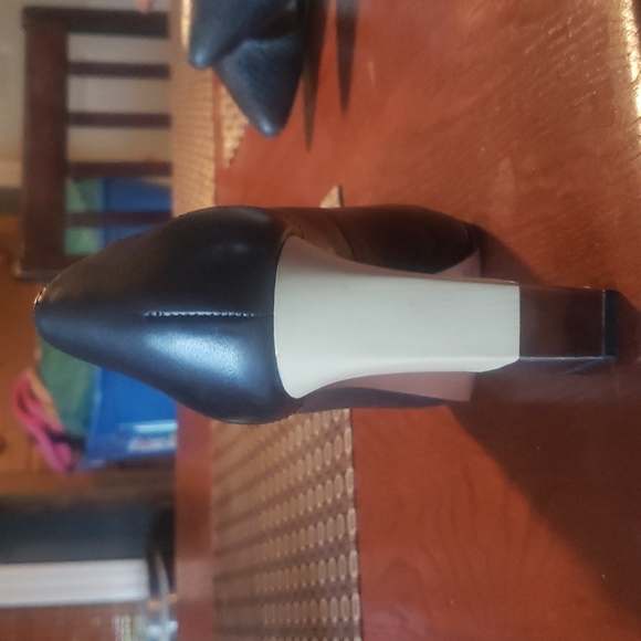 BCBG square chuck heal, open toe gorgeous shoes! - Picture 7 of 8